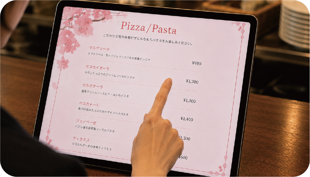 iPadのメニュー画面でタッチ注文をしている様子